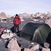 Unser Guide vor meinem Zelt im Hochlager (5200m).