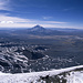 Blick über den bolivianischen Altiplano und auf den Sajama (6542m), Boliviens höchsten Berg.