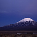 Parinacota (6348m) von Osten: früh am Morgen geht der Vollmond am fünfthöchsten Berg Boliviens unter.