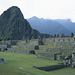 Der Hauptplatz, dahinter der Huayna Picchu.