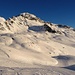 von der Gandegg 2717m gehts über die Skipiste und Steilstufe (Bildmitte im Schatten) zwischen dem Sackhorn 3204m und P.2911 zum Tennbachgletscher