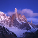 Das Schauspiel beginnt: vor Sonnenaufgang ist der Cerro Torre violett.