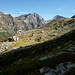 Ankunft auf der Alpe della Porchieirina - die Alpgebäude waren am am riesigen Steinklotz angebaut