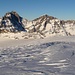 Abfahrt über den Kanderfirn zur Mutthornhütte 2900m (etwas rechts der Bildmitte), im Hintergrund Gspaltenhorn 3436m und Tschingelspitz 3304m