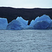 Die Eisberge im Lago Grey sind tiefblau.