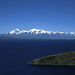 Titicaca-See mit einer Landzunge der Isla del Sol im Vordergrund. Im Hintergrund die Cordillera Real mit Illampú (6368m) und Ancohuma (6427m).