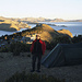 Tobias fotografiert mit Blick auf das Südende der Isla del Sol.