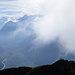 Der Nebel drückt: Blick vom Gipfel des Federispitz auf den Vorgipfel und weit hinunter ins Glarner Linthtal