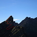 Gipfelkopf des Schafbergs mit eingezeichneter Route "Via Adrian". Den Sattel, wo die Route ansetzt, erreicht man über [http://www.hikr.org/gallery/photo931055.html diese] Grasflanke