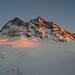 Abendstimmung auf der Mutthornhütte mit Blick zum Tschingelhorn (links; 3562m) und Klein Tschingelhorn (rechts; 3495m). 