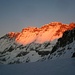 Erste Sonnenstrahlen beleuchten Blüemlisalphorn (3661m), Wyssi Frau (3650m) und Morgenhorn (3623m)