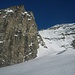 Links das Klein Tschingelhorn (3495m), rechts der Gipfelaufbau vom Tschingelhorn. Dazwischen ist der Beginn vom Couloir zu sehen.