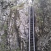 Die Leiter, die von hier gesehen links auf einem mit Ketten gesicherten Weglein dem Fels entlang umgangen werden kann.
