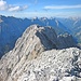 So zeigt sich die Gamskarspitze von der Brantlspitze; links Gleirsch-Halltal-Kette, hinten rechts das Wettersteingebirge.