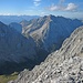 Blick hinüber zu Speckkarspitze und Kleinem Lafatscher, getrennt durch das Lafatscher Joch. Ganz hinten die Stubaier Alpen.