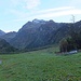 Endstation Alpentaxi bei Guferen. Das Tagesziel, der verschneite Gross Düssi, liegt noch genau 2000 Meter höher.