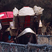 Im Khumbu-Tal werden unglaubliche Mengen an Lasten von Trägern transportiert - es gibt keine Straßen. Dabei werden Tragkörbe eingesetzt, an denen ein Kopfriemen befestigt ist. Im Bild zwei Träger auf der Hängebrücke von Phakdingma.