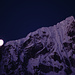 Der untergehende Mond streift den Gipfelgrat des Teng Kangpoche (6500m). Aufgenommen etwa 30 Minuten vor Sonnenaufgang. 