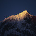 Die ersten Sonnenstrahlen treffen den Gipfel des Teng Kangpoche (6500m) und bringen das Eis auf dem Grat zum Leuchten. Das Warten hat sich gelohnt.