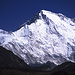 Südwand des Cho Oyu (8188m). Aufgenommen bei Luza aus etwa 25 Kilometer Entfernung. Die mehrere tausend Meter hohe Wand wurde Mitte der 80er Jahre zum ersten Mal durchstiegen. Der Normalweg auf den Gipfel erfolgt von Norden über die tibetische Seite.