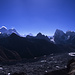 Panorama vom Gokyo Ri nach Osten. Die höchsten Gipfel sind: Everest (8850m), Lhotse (8516m), Makalu (8485m), Cholatse (6440m) und Taboche (6542m). Durch den Bildvordegrund zieht sich der meterdick mit Geröll bedeckte Ngozumpa-Gletscher.