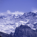 Östlich der Ama Dablam erstreckt sich eine über 6000m hohe und fünf Kilometer lange Gratformation. Die Nordseite ist auf der gesamten Länge von parallelen, vertikalen Eisrinnen bedeckt. Unterhalb des Bergschrundes auf ca. 5500m geht die Eismasse in den Chukhung-Gletscher über. Aufgenommen unterhalb der Passhöhe nach der Überquerung des Cho La.