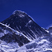 Gipfelaufbau des Mount Everest (8850m). Im oberen Teil ist das Gelbe Band sichtbar. Rechts vom höchsten Punkt liegt der Südgipfel (8743m). Vom ebenfalls sichtbaren Südsattel auf knapp 8000m Höhe erfolgt der Gipfelaufstieg der südlichen Normalroute.