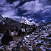 Yak-Karawane im oberen Khumbutal, auf dem Weg zum Everest Base Camp. Im Hintergrund Pumo Ri (7161m), Lingtren (6714m) und Khumbutse (6665m). 