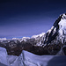 Diese Weitwinkelaufnahme, aufgenommen vom Gipfelgrat des Island Peaks, gibt einen ungefähren Eindruck von der Mächtigkeit der drei Kilometer entfernten Nuptse-Lhotse-Mauer (rechts). Die umgebenden 6000er wirken winzig.