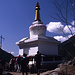 Eine buddhistische Stupa, wenige Kilometer vor Lukla.