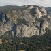 Tiefblick ins Yosemite-Valley; hier liegen die Lodge-Centren mit Verpflegungsmöglichkeiten, Visiter Center, Camping Plätze und mehr...
