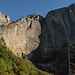 ...im Frühling und Sommer würde hier ein mächtiger Wasserfall tosend über die Felskante stürzen (Upper Yosemite Fall, trocken gelegt...)