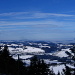 Ausblick oberhalb der Ochsenhöhi gegen NW: Waldstatt im Vordergrund, ganz hinten der Feldberg, meist nur bei Föhnlage sichtbar (116.2 km).