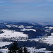Ausblick oberhalb der Ochsenhöhi gegen NW: Waldstatt im Vordergrund, ganz hinten der Feldberg, meist nur bei Föhnlage sichtbar (116,2 km).