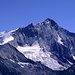 Das Weisshorn (4505m) von Westen. Die schwarze Felspyramide links davor ist der Tête de Milon (3693m).