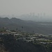 über Villen hinweg Tiefblick mal anderst: LA Downtown im Dunst (... oder Smog?)