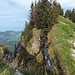Die Ausstiegsrinne vom Weggrat vom Gross Aubrig besehen (links), Blickrichtung Hauptgipfel.