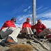 etwas zügig und frisch - doch das oft gemeinsam tourende Trio (in rot) freut sich ob des (für alle) neuen Gipfels und neuer schöner Erfahrungen