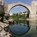 In Mostar / Мостар - An der "Alten Brücke" Stari most / Стари мост. Die Brücke über den Fluss Neretva / Неретва wurde 1556 bis 1566 errichtet. Nachdem sie 1993 während des Krieges zerstört wurde, erfolgte später der erneute Aufbau und 2004 die Wiedereröffnung. 