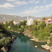 In Mostar / Мостар - Auf der "Alten Brücke" Stari most / Стари мост. Ausblick flussaufwärts entlang der Neretva / Неретва.