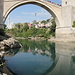 In Mostar / Мостар - An der "Alten Brücke" Stari most / Стари мост. Ein "Brückenspringer" stürzt sich hier gerade in die Neretva / Неретва. Von den zahlreichen Zuschauern wird zuvor übrigens gern eine "kleine Spende" für diese Aktion eingesammelt.