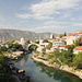 In Mostar / Мостар - Ausblick von der südlich gelegenen Straßenbrücke über die Neretva / Неретва flussaufwärts in Richtung Altstadt und "Alte Brücke" Stari most / Стари мост.