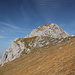 Im Aufstieg zum Maglić / Маглић - Ausblick zum Gipfel aus etwa südöstlicher Richtung, etwas unterhalb des eigentlichen Pfads. Aus dieser Perspektive ist das Felsfenster (links) schön zu sehen.