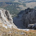 Maglić / Маглић - Tiefblick aus dem Gipfelbereich entlang der steilen, östlichen Abbrüche.