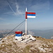 Maglić / Маглић - Am höchsten Punkt von Bosnien und Herzegowina tragen Vermessungspunkt und Blechfahne die Farben des Teilstaates Republika Srpska.