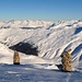 zwei Gipfelsteinmänner auf dem Sentisch Horn 2827m, Blick ins Flüelatal zum Ausgangspunkt