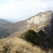 <b>La cresta Ovest del Motto Rotondo vista dall'alto e il Monte Tamaro, oggi frequentatissimo.<br />Decido tuttavia di affrontare la discesa dalla cresta ESE, lungo sentierini di pecore, passando dalla Bocchetta di Campo (1772 m), dalla Cima Torrione (1783 m) e da Camusio (1650 m). </b>
