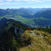 Im Vordergrund die Zünggelenflue. Hinten die Mythen mit Haggenspitz und das Muothatal. Nicht umsonst war ich 50min lang auf dem Gipfel...