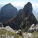 Haggenspitz - Grosser und Kleiner Mythen (rot die Abstiegsroute - zurück zum Sattel, dann links hinunter)