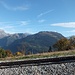 Au Col de Voza... avec la ligne de chemin de fer du Mont Blanc. En arrière-plan, à gauche, les Fiz. Au milieu, la Noire de Pormenaz et l'Aiguillette des Houches